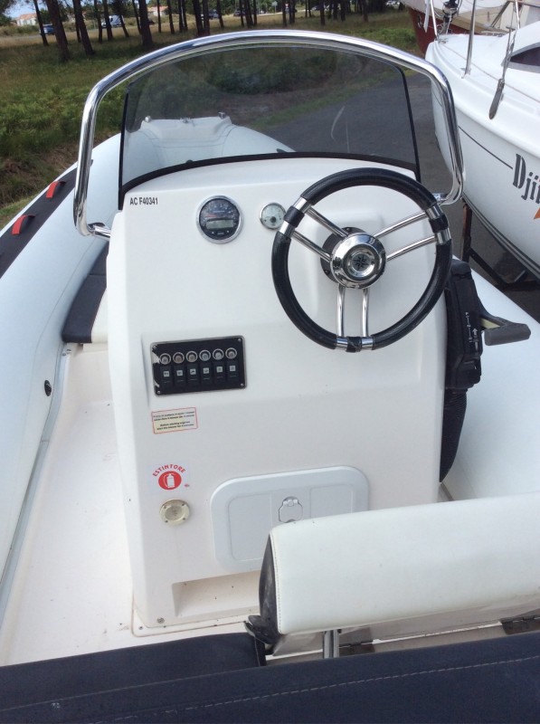 Semi rigide BSC 50 console pilotage à Arcachon chez ac Yachting 