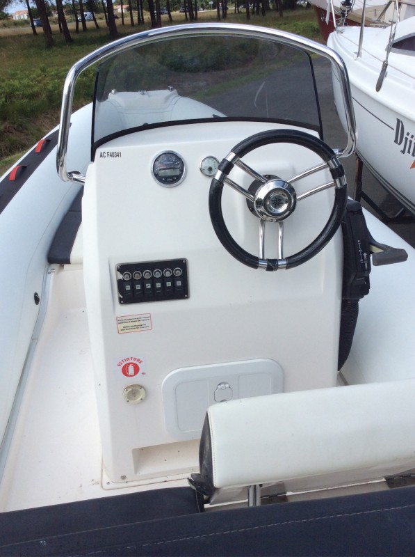 Semi rigide BSC 50 console pilotage à Arcachon chez ac Yachting